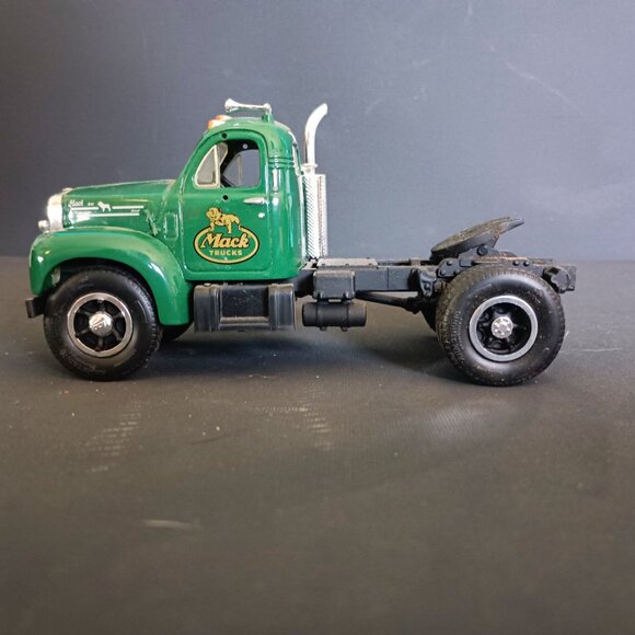 Mack Tractor Semi Model B-61 1960 1/34 Scale Collectable Diecast - Picture 2 of 4